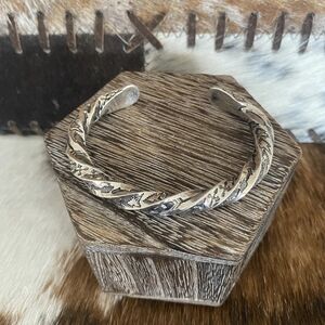 SUNSHINE REEVES Twisted Stamped Sterling Silver Arrow Cuff